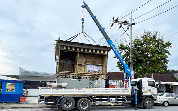 太阳集团tyc9728SQS157TL-4随车起重机穿梭东南亚街头转运物料